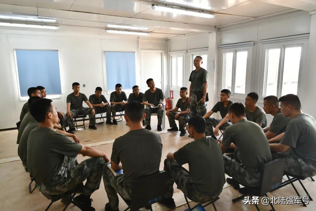 ​在西非马里，“蓝盔勇士”向抗疫“白衣战士”投来崇拜的目光……