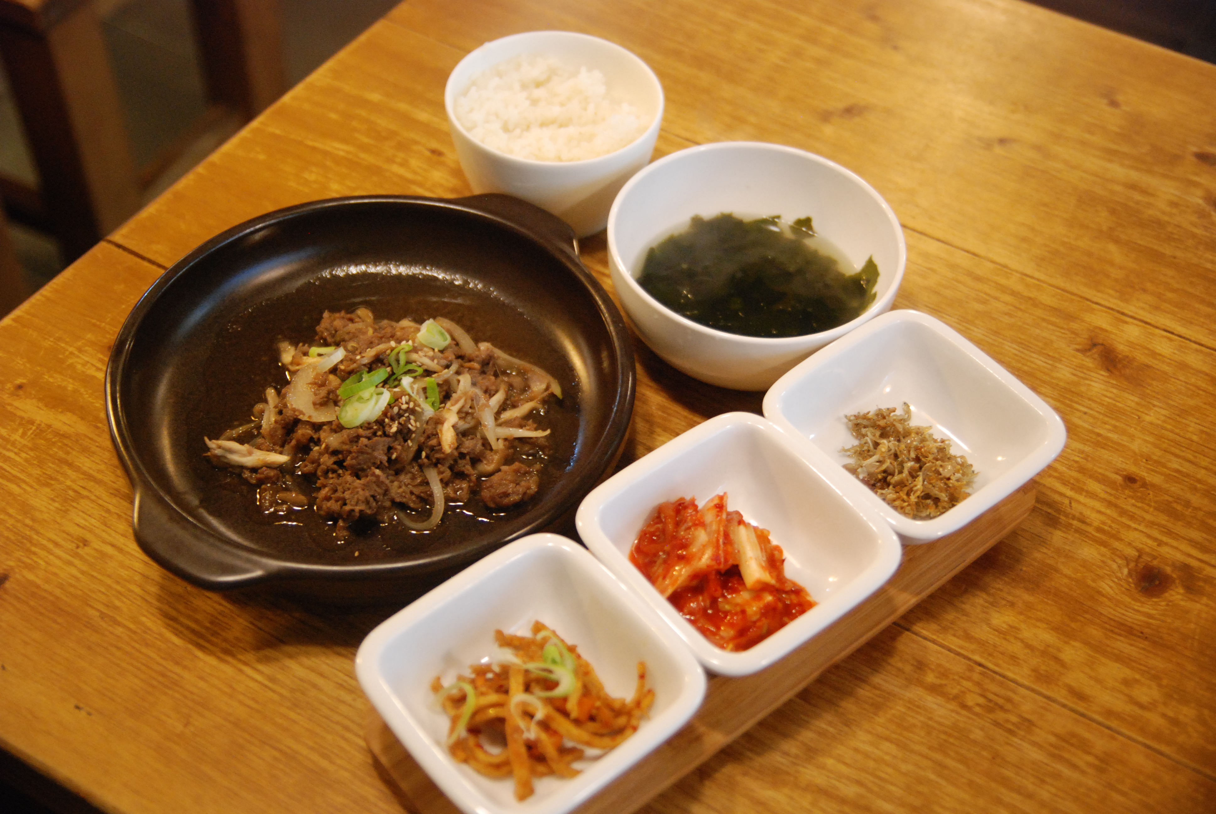 韩国紫菜包饭年糕,韩国美食一条街紫菜饭