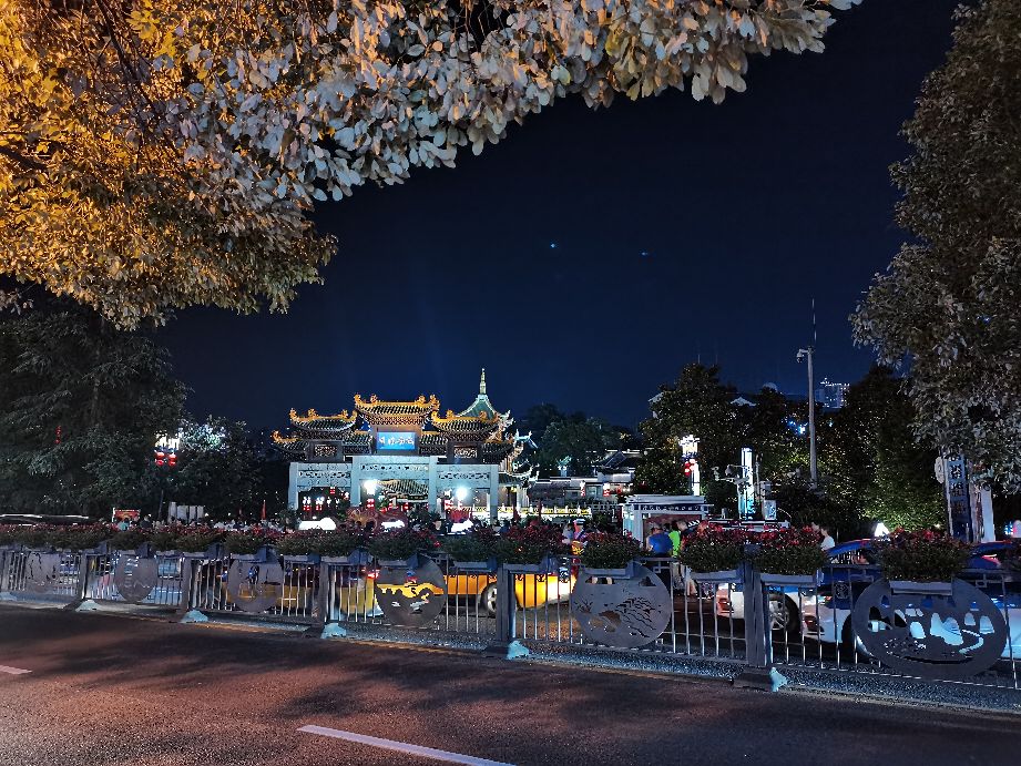 我躺在贵阳这灯火辉煌的彷徨中，也终将死在林城温暖的街道上