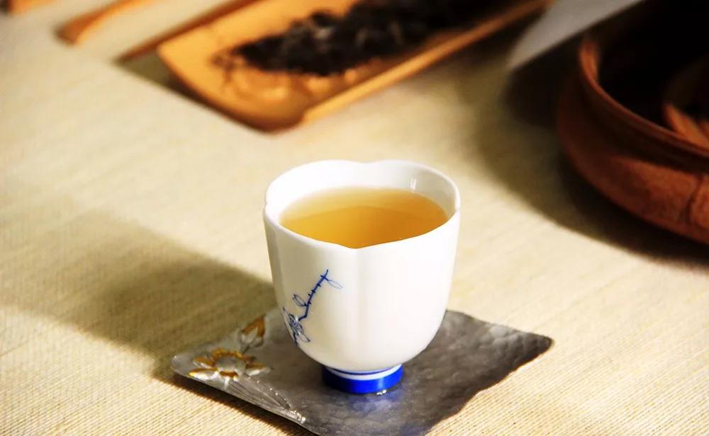 普洱茶渍在白裤子上如何洗掉,衣服普洱茶渍清洁小妙招