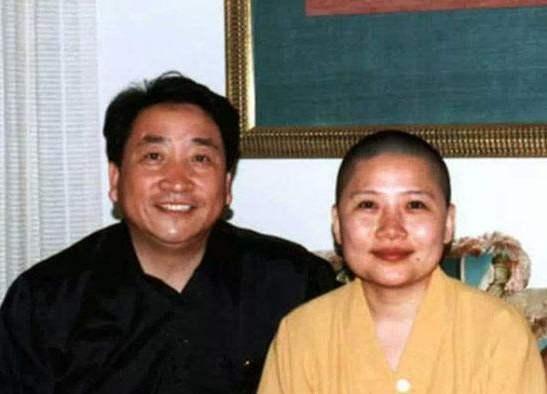 歌手李娜57岁了，出家前1月还在推广民族音乐，曾有两段悲伤恋情
