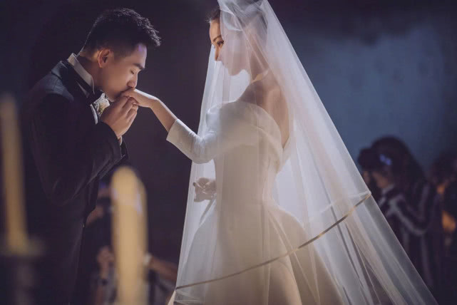 唐嫣罗晋婚纱照最新图片,唐嫣罗晋私下亲密细节婚纱照