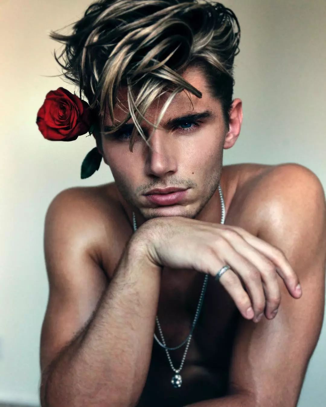 被嘲笑路人长相的搞笑网红TwanKuyper，成为Versace男模