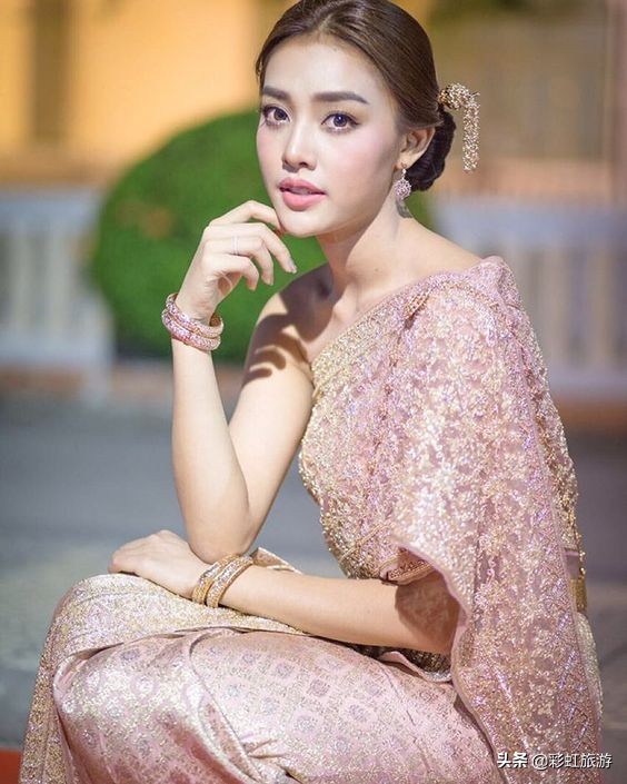 东南亚很多国家民族服装都很接近，而为何“泰服”如此深入人心