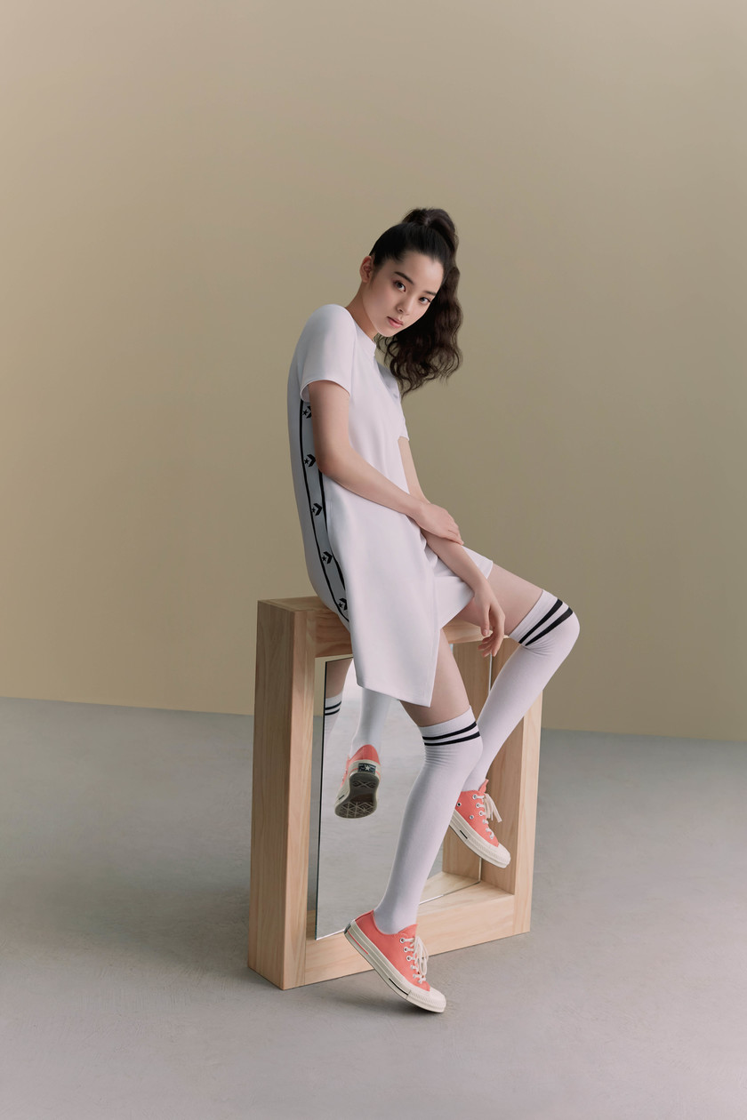 匡威女孩玫红色,匡威女孩欧阳娜娜时尚暴击