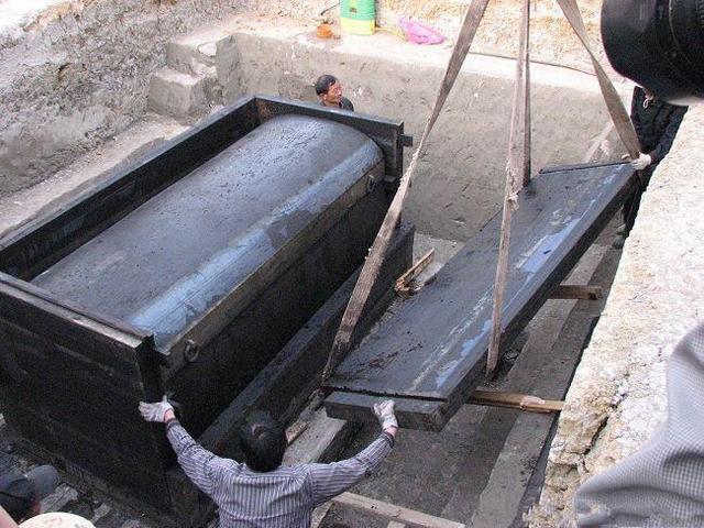 考古古墓被挖视频,两千年古墓被盗棺材里却无尸体