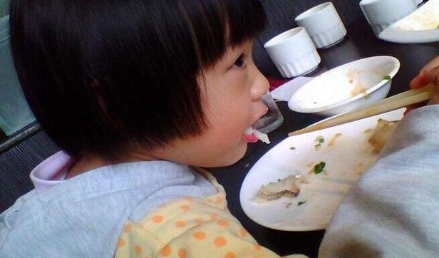 孩子异物卡喉妈妈及时救治,气管异物妈妈急救