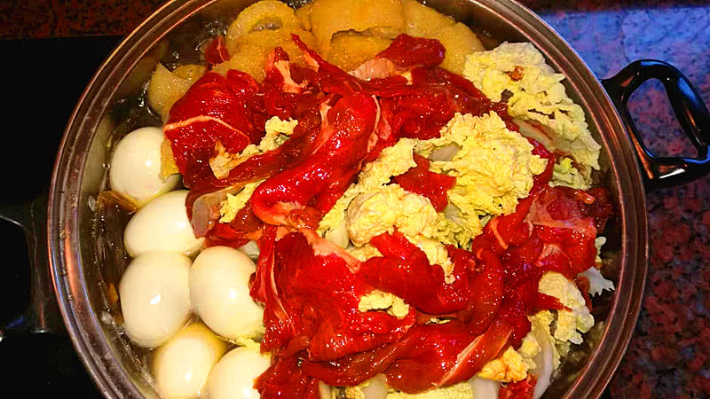 日本寿喜烧，才几片肥牛太坑爹了。进来教你做，肥牛管饱！