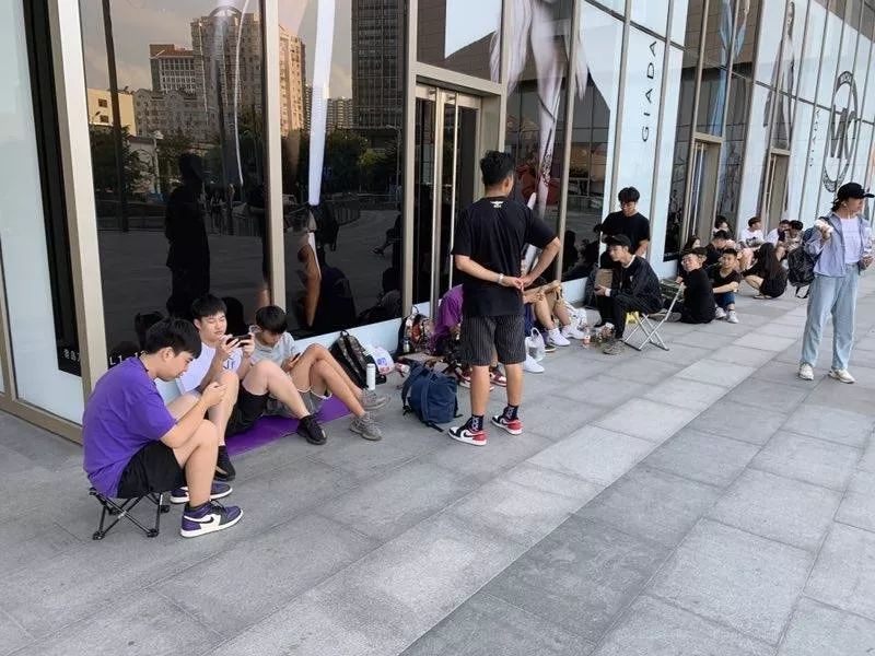 一双鞋倒手就赚7000！青岛有帮炒鞋族，这事靠谱？