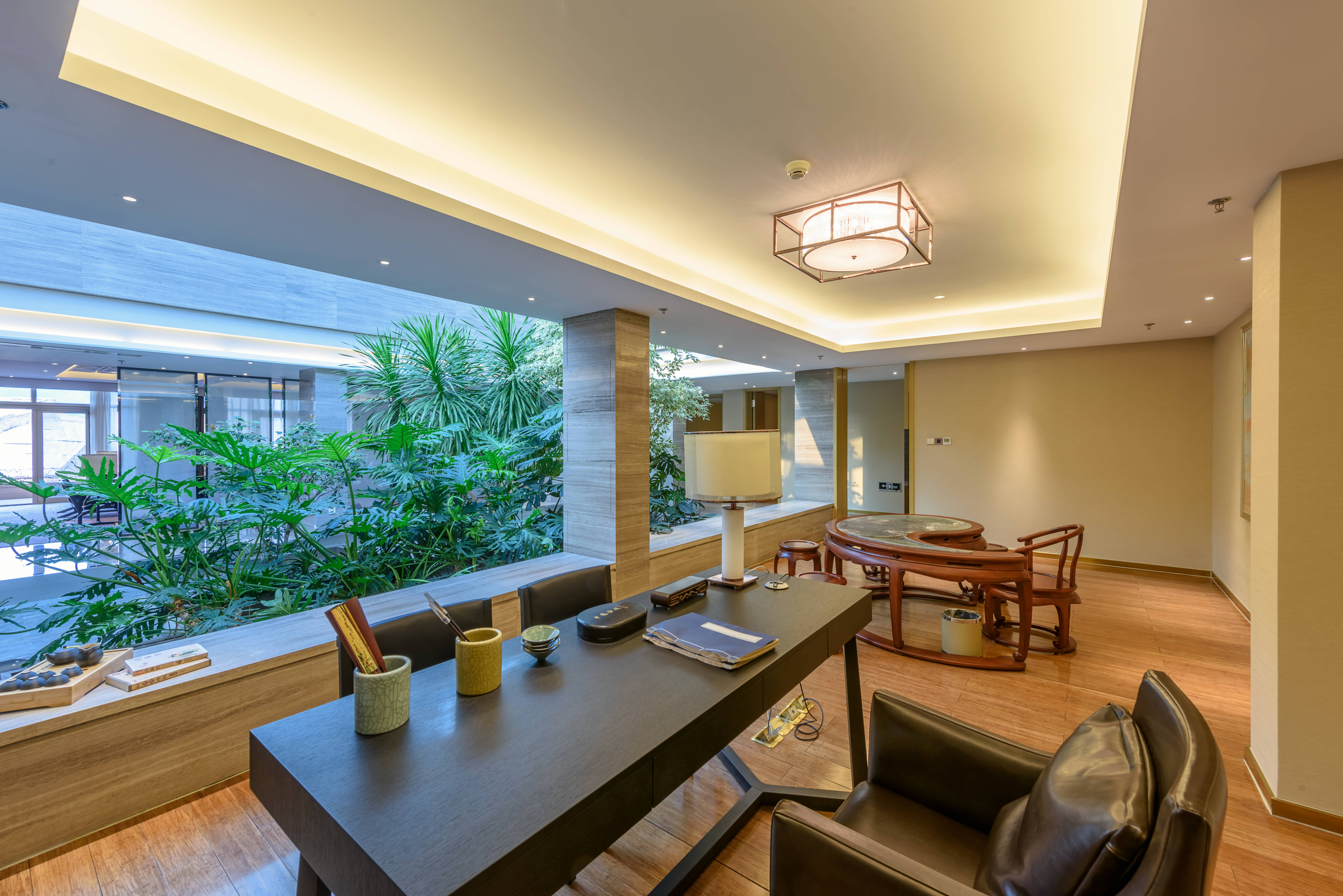 这酒店倚山傍水造型如变形金刚卧山谷被称为亚洲醉美山地酒店