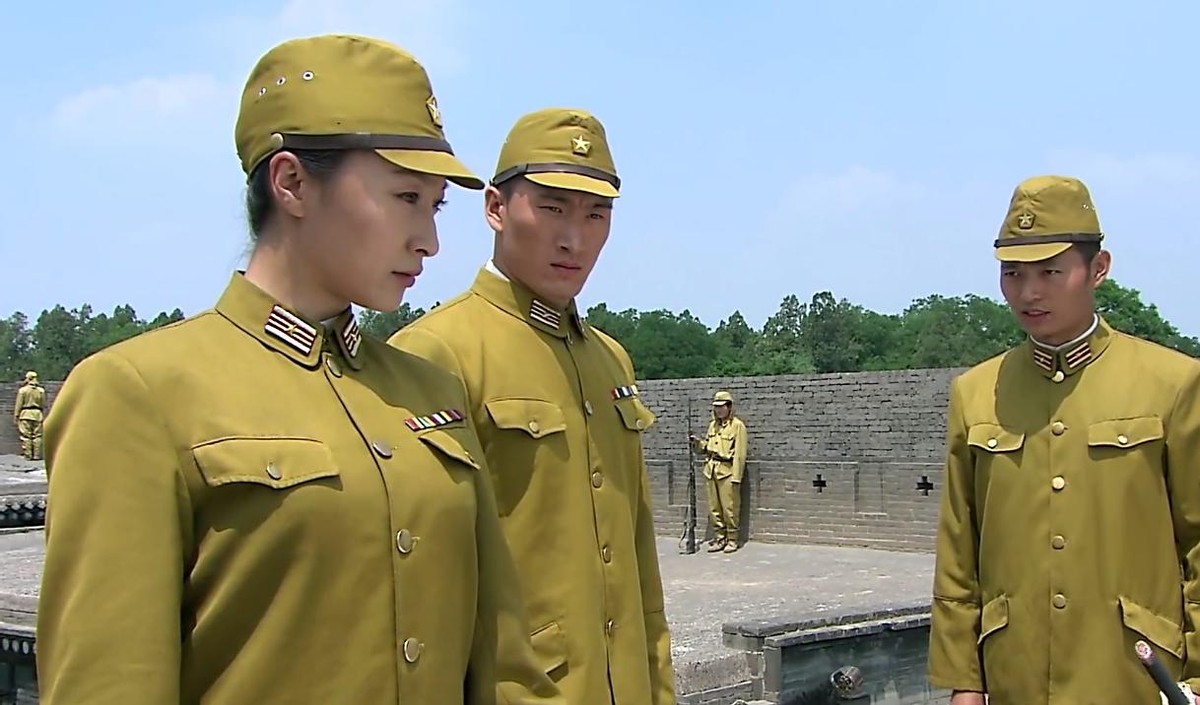 日本女兵为什么背个包包,为什么日本女兵都要背个小包