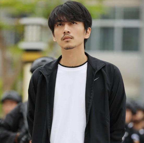 留了胡子反而更帅的男星,刮掉胡子帅到爆的男星