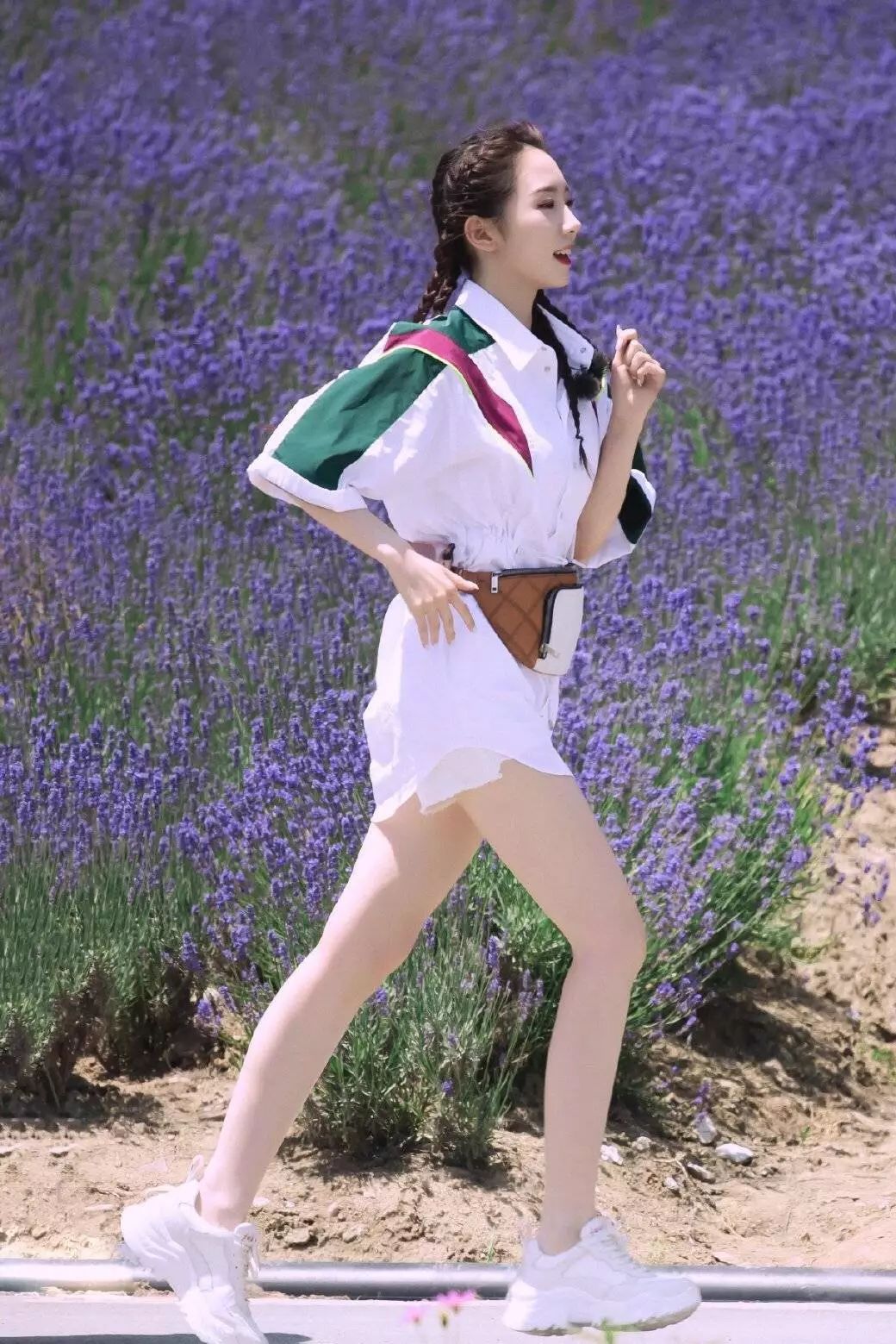 今年最火的斜挎腰包,腰包该怎么搭配