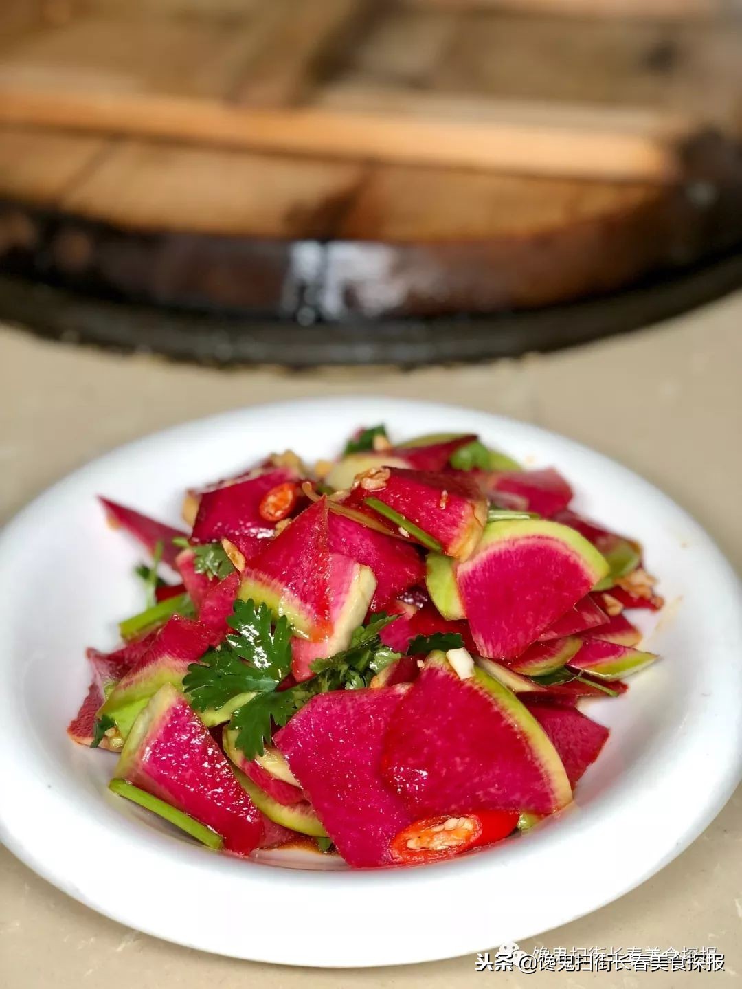 南湖别墅区藏个旧屯子，铁锅炖鱼天天爆满据说空姐都吃胖了！