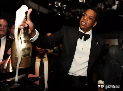 网友爆料王思聪夜店一晚消费30万,王思聪夜店花费4亿人民币