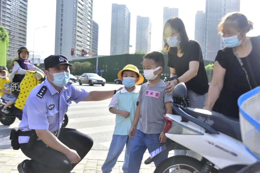 【我为群众办实事】开学“大片”，他们怎会缺席！