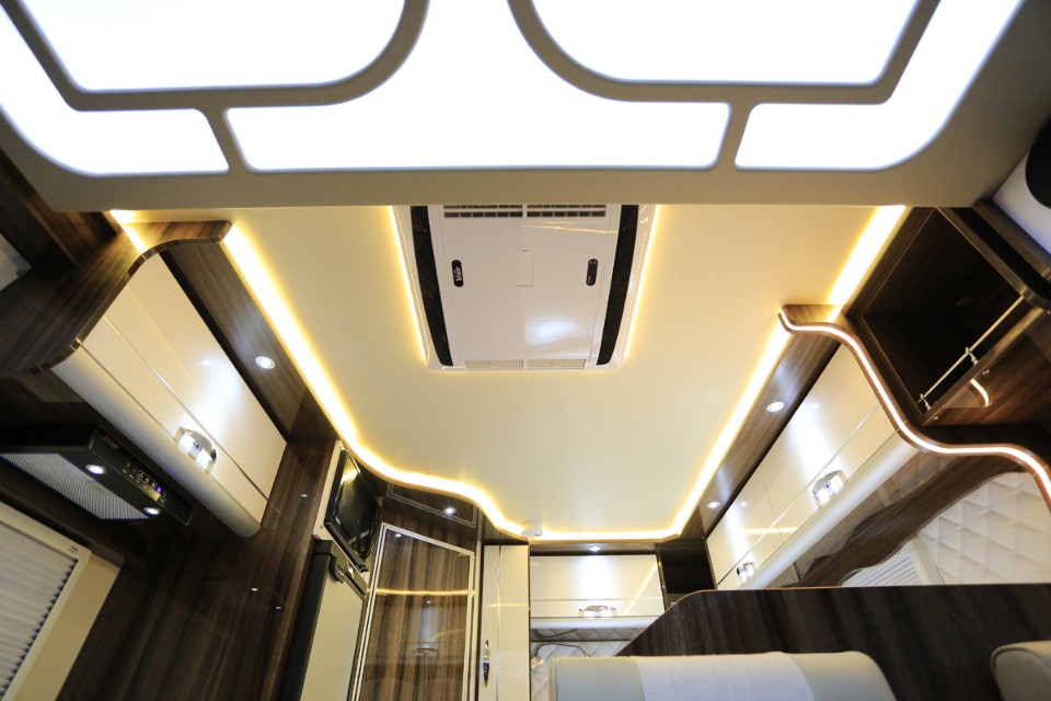 飞翔房车2.2t柴油版小额头房车,花费1w改造小房车