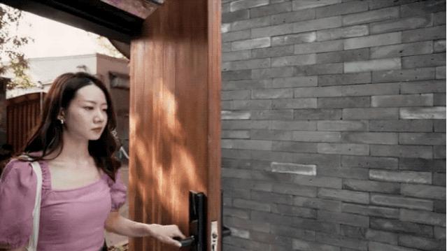 北京姑娘继承胡同老房，地板铺镜子、浴厕全透明，一个人住太爽