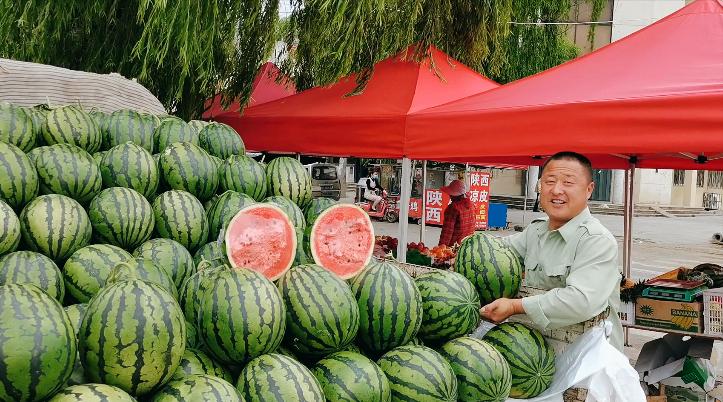 卖瓜快速切西瓜的方法,怎么切西瓜才能让瓜皮保存完整