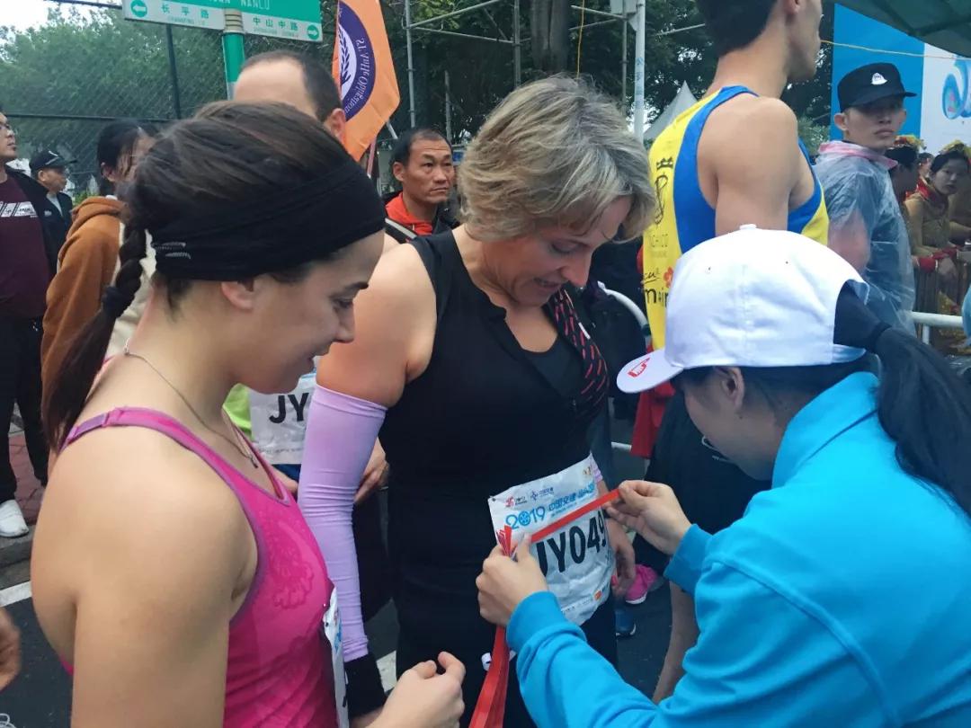 在街头当志愿者,凌晨四点出门当志愿者