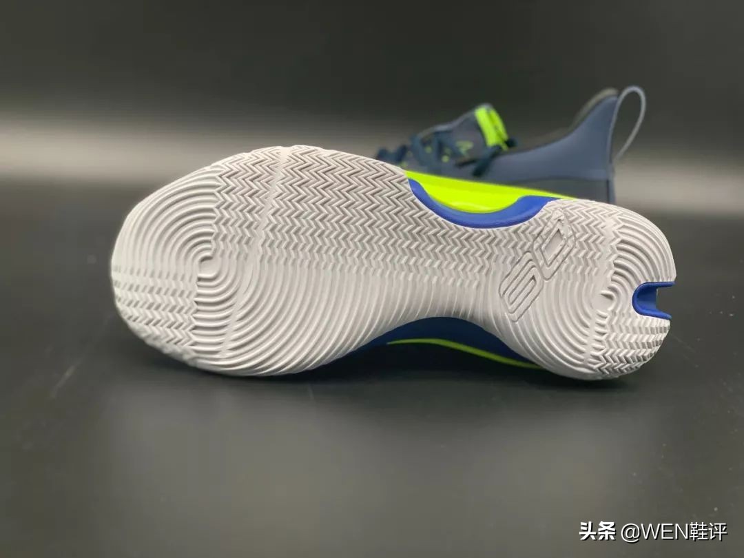 致敬粉丝！鞋面、中底再升级，库里7*开代**箱解读，你觉得如何？