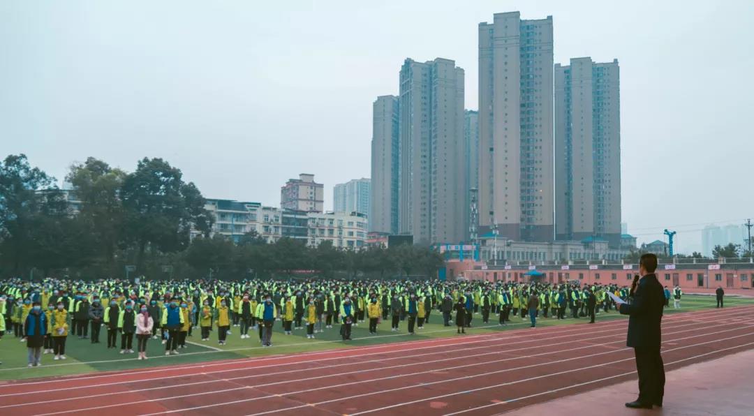 以梦为马不负韶华拿奖状,以梦为马不负韶华表彰