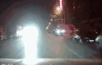 晚上开车遇到远光灯怎么解决,晚上开车对向车道的车灯刺眼