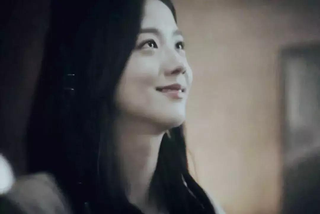 泫雅jennie条纹针织衫,泫雅私服小红鞋