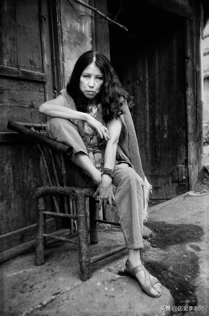 三毛在成都街头流浪：眼神忧郁哀伤，短短三个月后在台湾自缢身亡