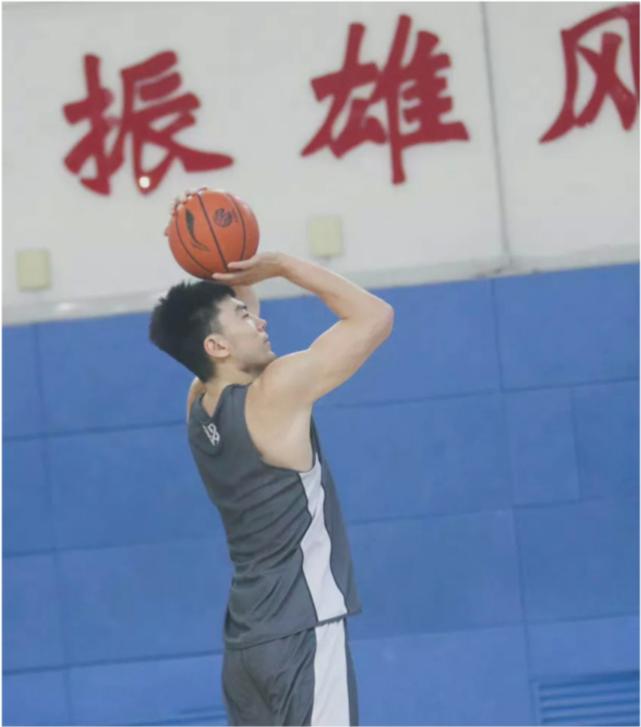 郭艾伦韩德君辽篮训练场,生死战前郭艾伦训练场