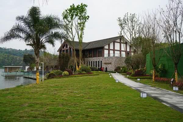 让诗意人生更加光华灿烂——记“灵魂诗人”海潮