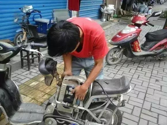 电动车充不进电必须要换电瓶吗,电动车换了电瓶充不进去电怎么办