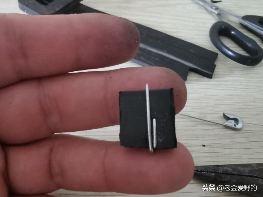 怎么用绑钩器绑钩简单又结实,绕线圈自制绑钩器可以绑袖钩
