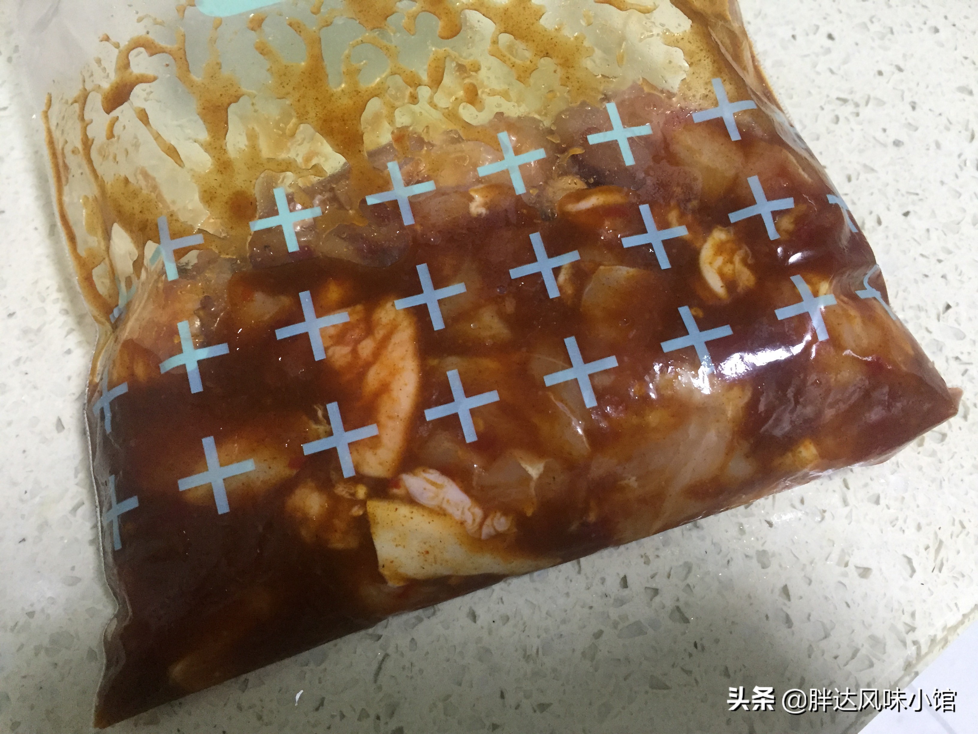 鸡肉只能炖汤喝？这样做好吃到一碗接一碗，香菇腊肠焖鸡饭