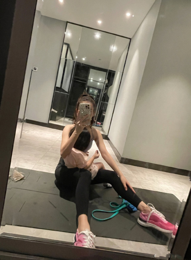 方媛运动健身照,天王嫂方媛穿露腰装健身