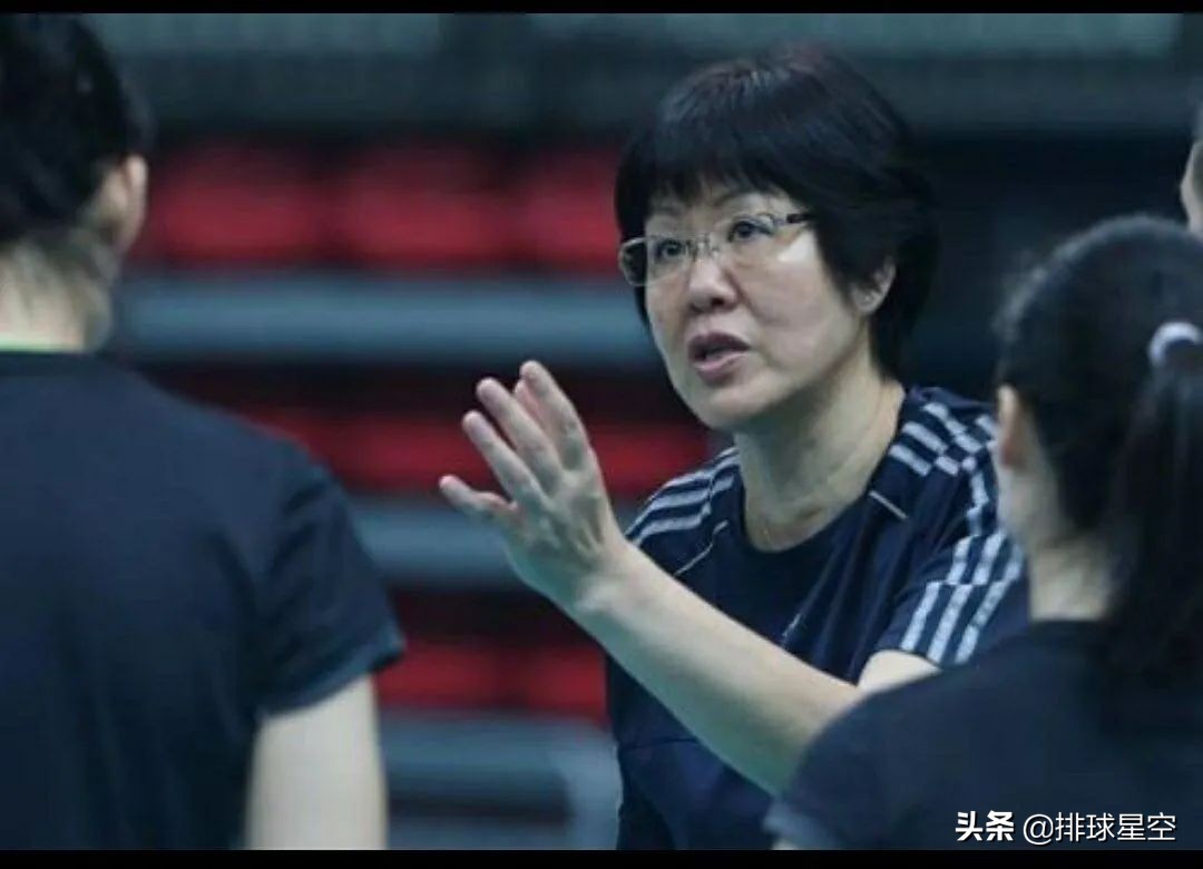 中国女排历届教练名单及辉煌历程,女排新主教练简介