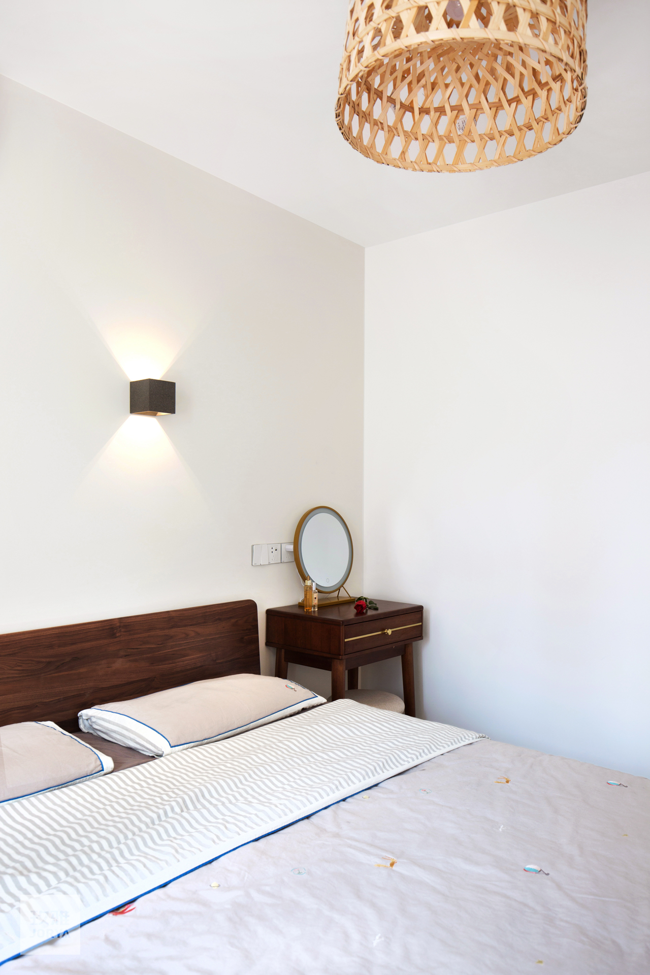 这家的电视柜既能收纳，也是喵星人乐园​