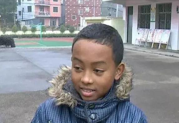 11年前，浙江农村奶奶收养了一个黑人小孩巴比，后来他怎么样了？