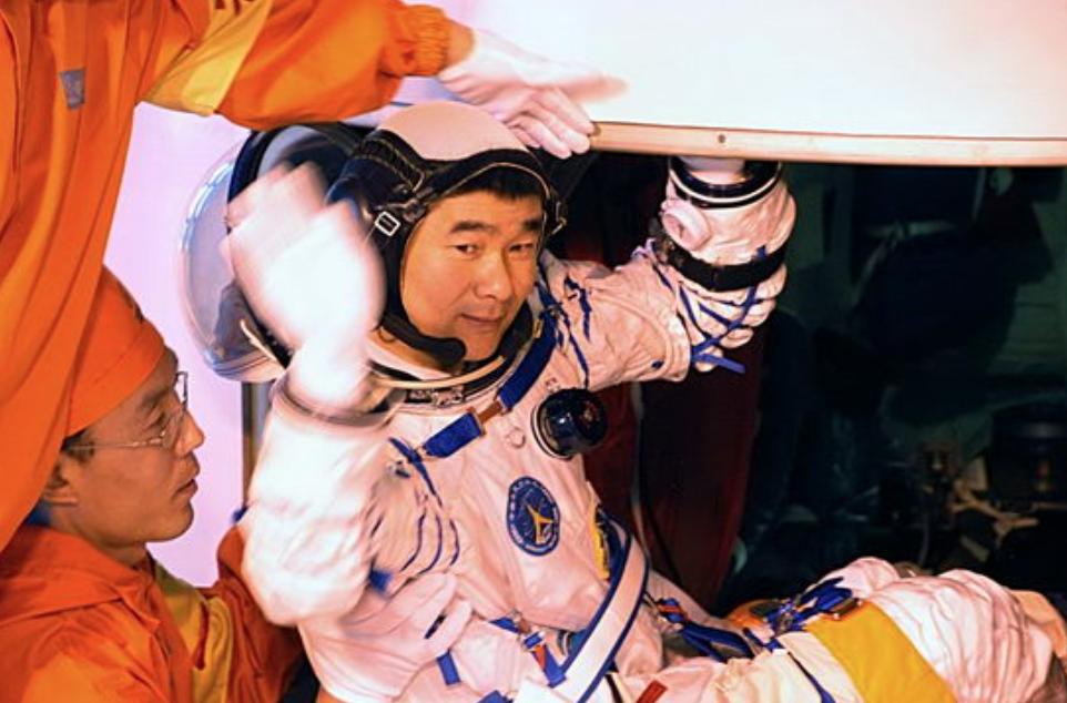 航天服真实揭秘,3000万的航天服是什么样子