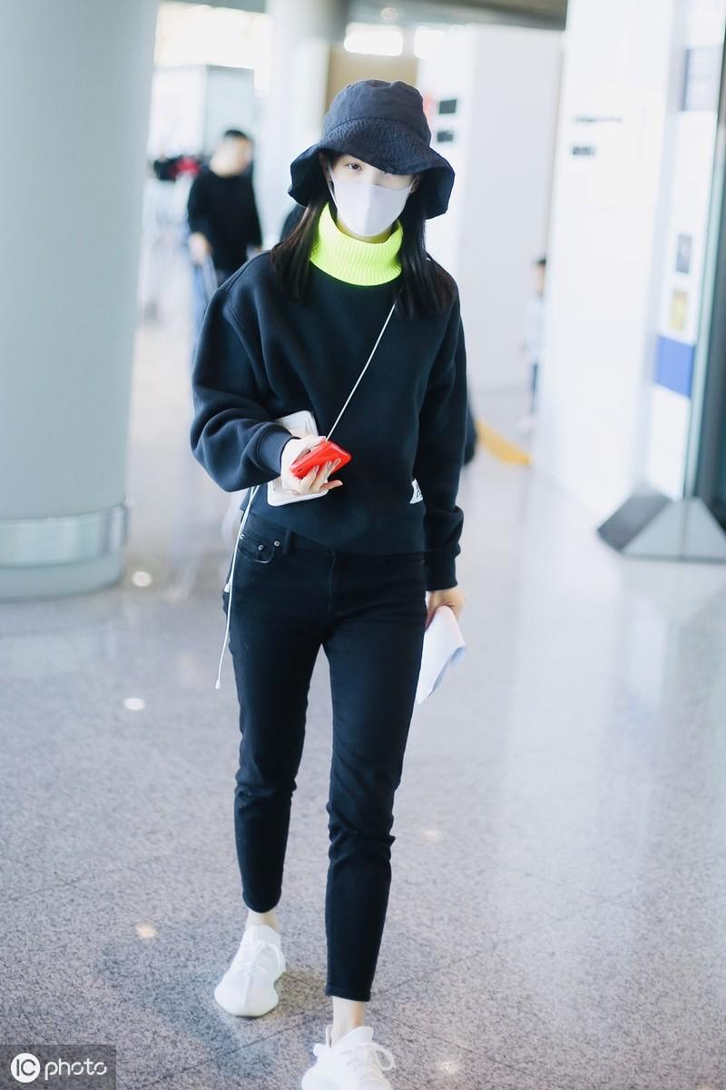 金晨全黑装走机场，背小包斜跨超可爱，脖子太长穿高领也能看见肉