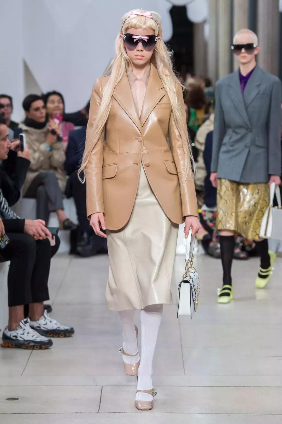 今年爆款皮毛一体女装,高档红色皮毛一体女装新款