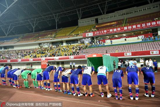 同样是冠军，韩国人撒尿发狂折磨人，日本鞠躬致谢捡垃圾