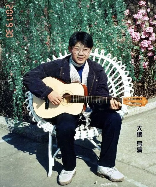 他曾离家出走，街头卖唱，今靠《屌丝男士》走红，屌丝逆袭成导演