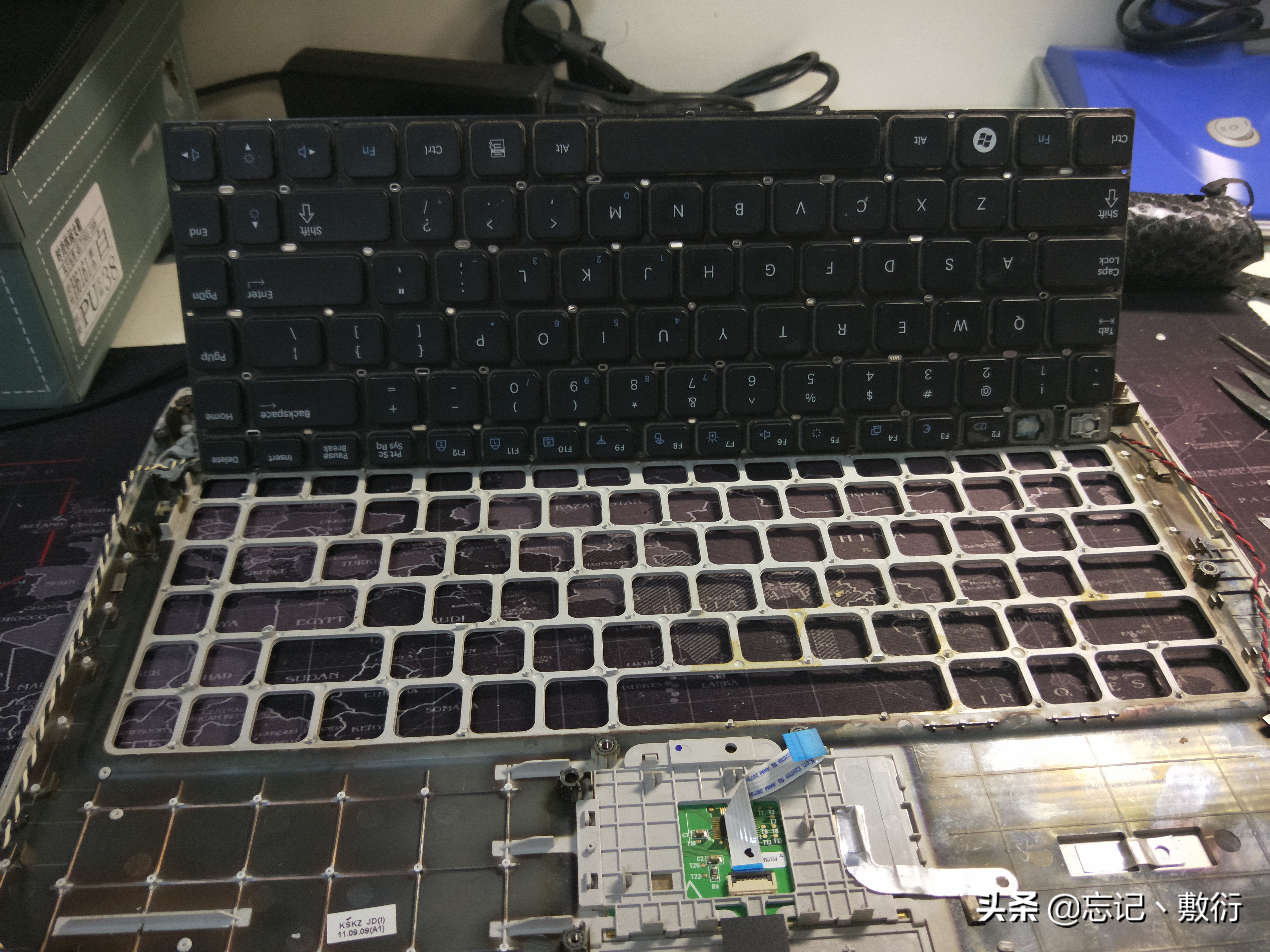 更换三星笔记本（q460）键盘，为了换个键盘把整个笔记本拆了稀碎