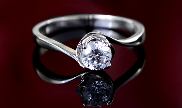 18k金钻石戒指和黄金戒指哪个好,钻戒戒托选18k黄金和18k白金