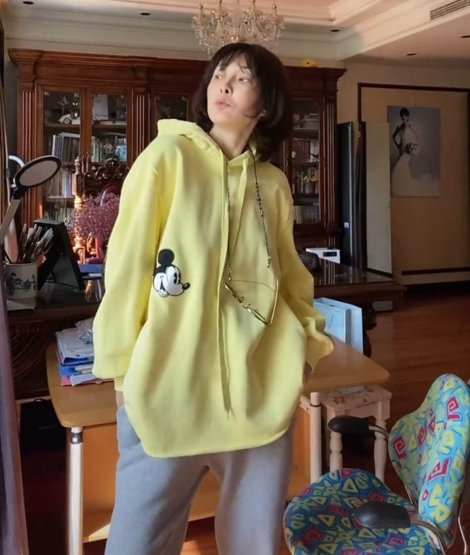 45岁牛莉出席活动大秀好身材,45岁牛莉素颜出行