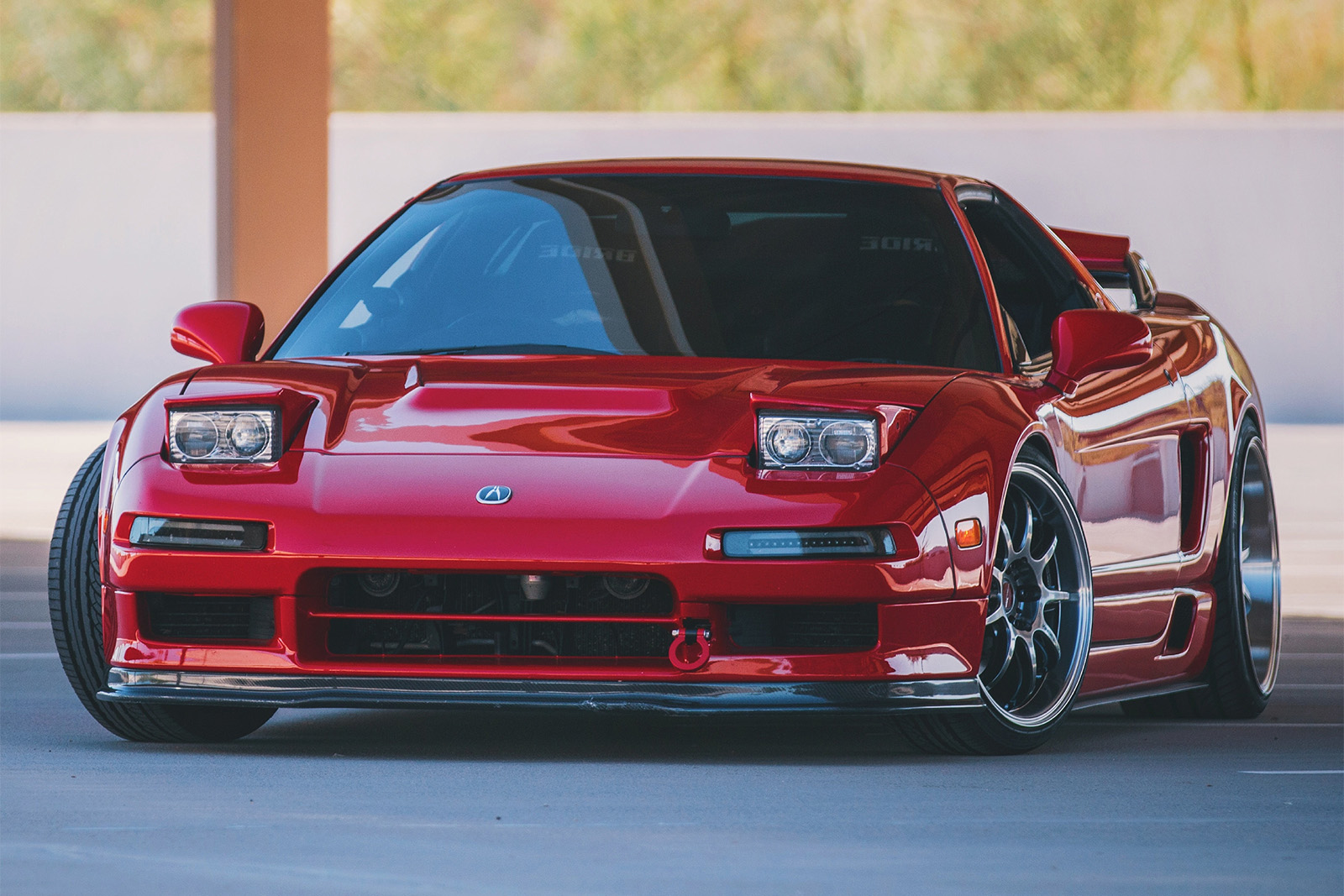 采用“法拉利红”车漆的1995款本田NSX，仍然保持超跑姿态