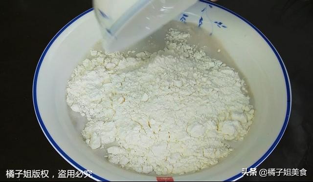 这个饼吃起来唇齿留香,这饼不放一滴水又酥又香口味甜