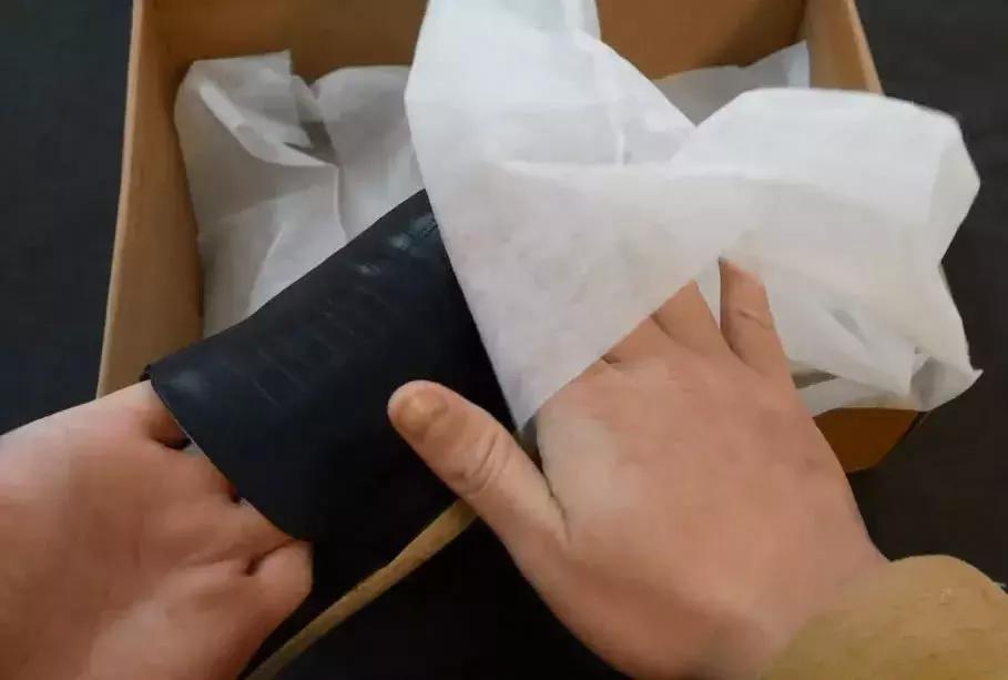 买了20年鞋，才知道鞋盒里的那层白布这么重要，以前太浪费了！