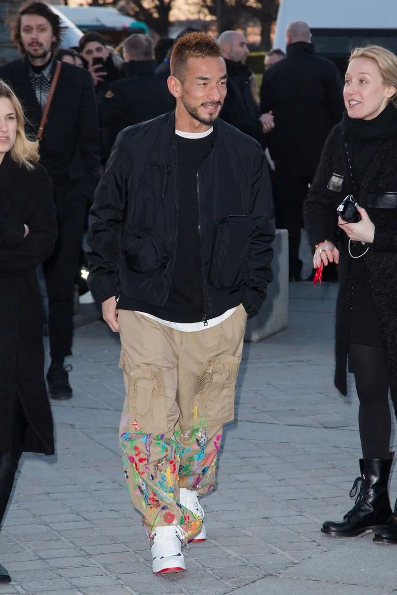 175cm的中田英寿，亮相时装周穿成165cm，但气场很强大